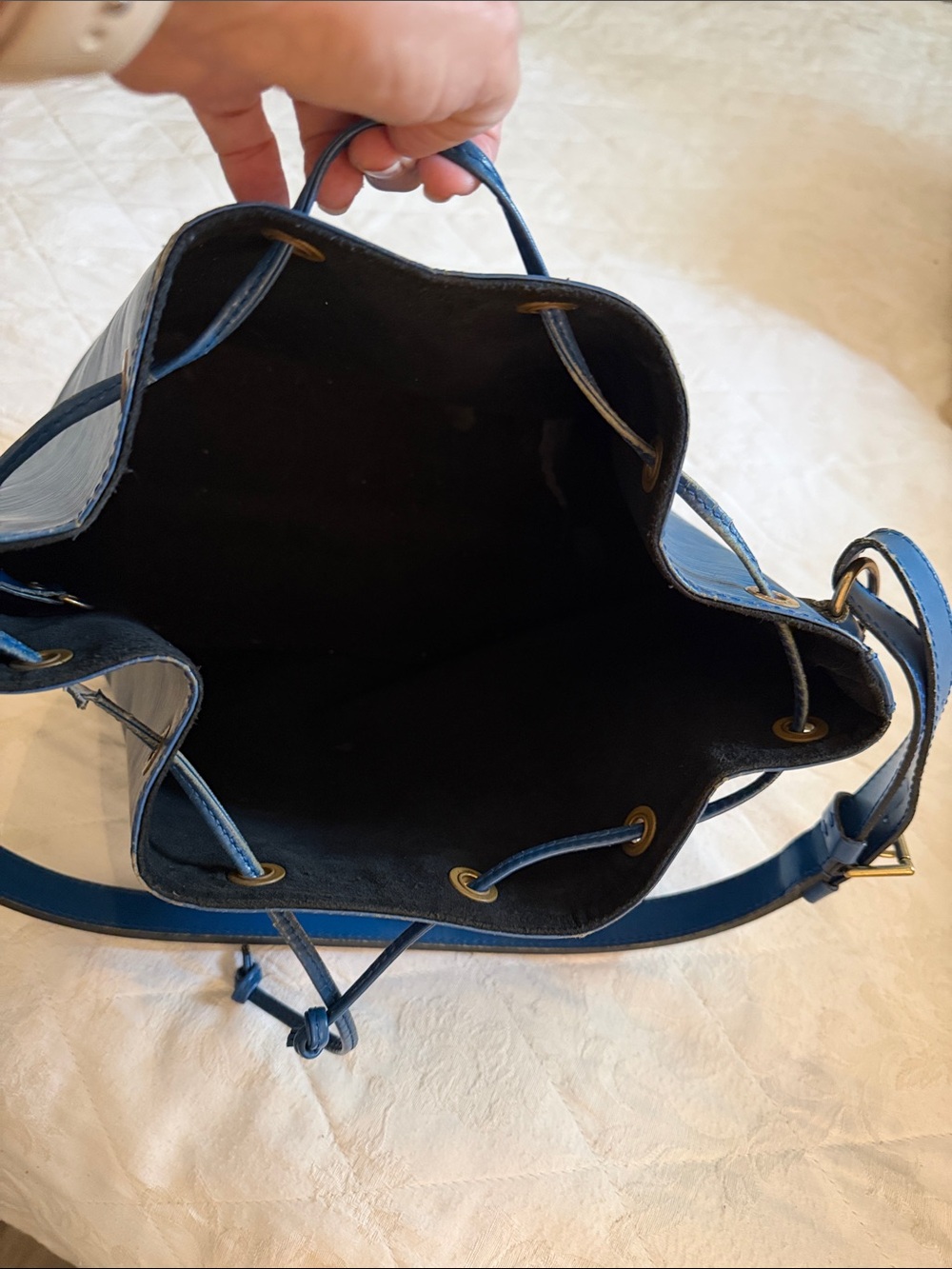 Louis Vuitton Navy Epi Leather Drawstring Shoulder Bag - Picture 3 of 9